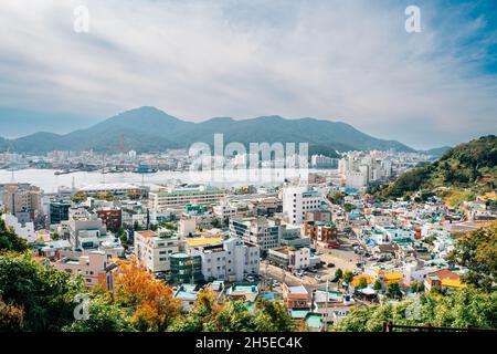 Tongyeong, Corée - 24 octobre 2021 : vue panoramique du port et de la ville balnéaire de Tongyeong Banque D'Images