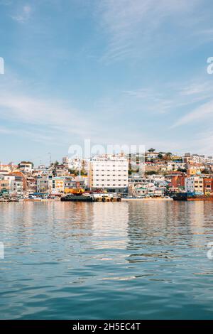 Tongyeong, Corée - 24 octobre 2021 : port et station balnéaire de Gangguan Banque D'Images