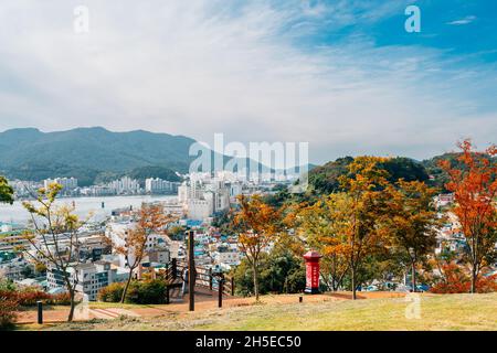 Tongyeong, Corée - 24 octobre 2021 : vue panoramique du port de Tongyeong et du village de Seopirang à l'automne Banque D'Images