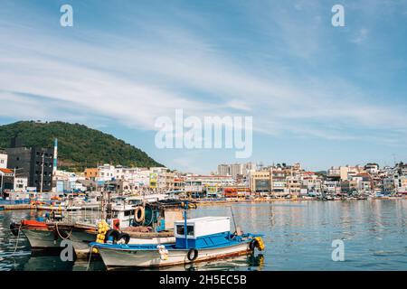 Tongyeong, Corée - 24 octobre 2021 : port et station balnéaire de Gangguan Banque D'Images