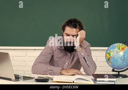 sommeil énergétique. apprentissage du sujet. retour à l'école. joyeux jour aux enseignants. homme brutal avec costume de barbe. éducation informelle. étudiant assis Banque D'Images