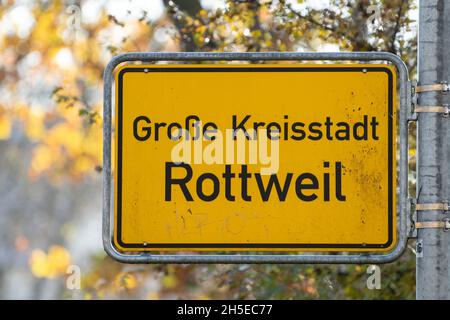 Rottweil, Allemagne.09ème novembre 2021.Un panneau de nom de lieu avec l'inscription 'Große Kreisstadt Rottweil' est accroché à l'entrée de la ville.Dans le district de Rottweil, l'incidence sur 7 jours a augmenté significativement au-dessus de 400.Crédit : Silas Stein/dpa/Alay Live News Banque D'Images