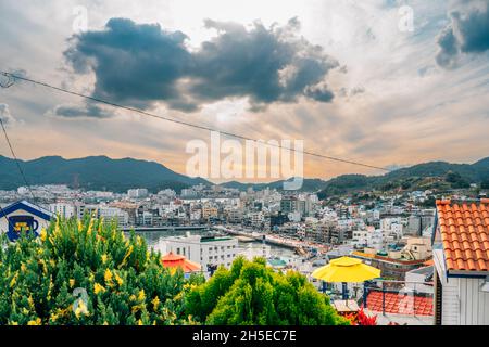Tongyeong, Corée - 24 octobre 2021 : vue panoramique du port de Gangguan, village de Dongpirang au coucher du soleil Banque D'Images