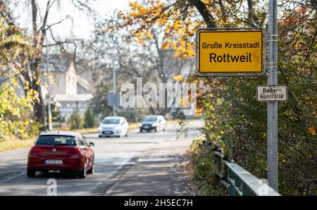 Rottweil, Allemagne.09ème novembre 2021.Une voiture passe devant un panneau indiquant « Große Kreisstadt Rottweil » à l'entrée de la ville.Dans le district de Rottweil, l'incidence sur 7 jours a augmenté significativement au-dessus de 400.Crédit : Silas Stein/dpa/Alay Live News Banque D'Images