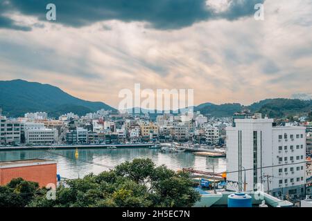 Tongyeong, Corée - 24 octobre 2021 : vue panoramique du port de Gangguan, village de Dongpirang au coucher du soleil Banque D'Images