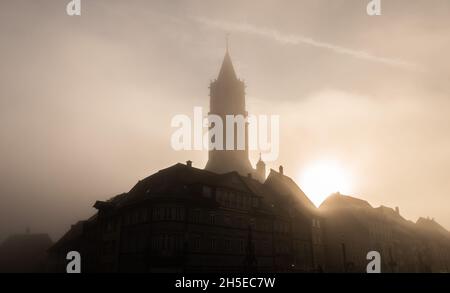 Rottweil, Allemagne.09ème novembre 2021.Le soleil colore le brouillard du matin dans le centre-ville jaunâtre l'église de la chapelle peut être vue comme une silhouette.Dans le district de Rottweil, l'incidence sur 7 jours a augmenté bien au-dessus de 400.Crédit : Silas Stein/dpa/Alay Live News Banque D'Images