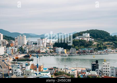 Tongyeong, Corée - 24 octobre 2021 : vue panoramique du port et de la ville balnéaire de Gangguan Banque D'Images