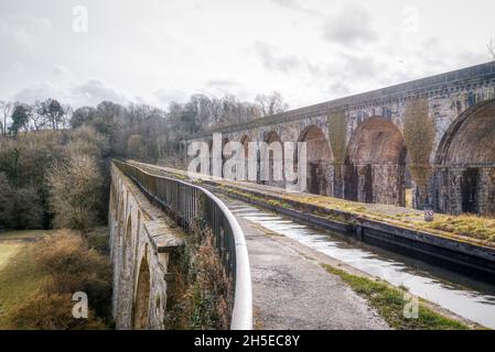 Vue depuis le sommet de l'aqueduc de Chirk montrant le canal de Llangollen et le viaduc adjacent Banque D'Images