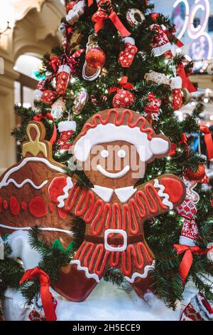 Noël jouet pain d'épice homme suspendu sur les branches d'un arbre de Noël.Décoration festive à l'intérieur.Détails de la nouvelle année et atmosphère Banque D'Images