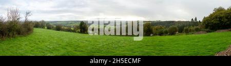 Vue sur les terres agricoles du village de High Bickington, Devon, Angleterre, Royaume-Uni. Banque D'Images