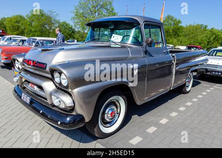 Pick-up classique 1959 100 de GMC sur le parking.Rosmalen, pays-Bas - 8 mai 2016 Banque D'Images