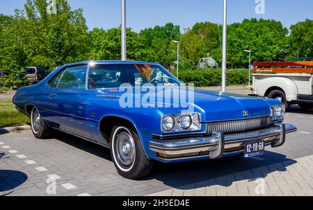 Voiture classique LeSabre 1973 de Buick sur le parking.Rosmalen, pays-Bas - 8 mai 2016 Banque D'Images