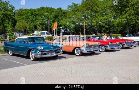 Coupé de ville 1958 de Cadillac et Plymouth Sport Fury voitures classiques sur le parking.Rosmalen, pays-Bas - 8 mai 2016 Banque D'Images