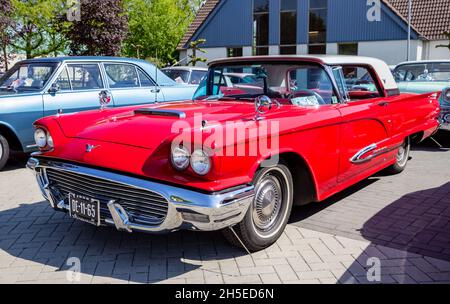 1959 Ford Thunderbird Classic sur le parking.Rosmalen, pays-Bas - 8 mai 2016 Banque D'Images