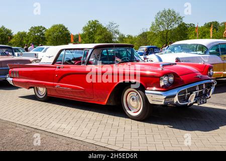 1960 Ford Thunderbird Classic sur le parking.Rosmalen, pays-Bas - 8 mai 2016 Banque D'Images