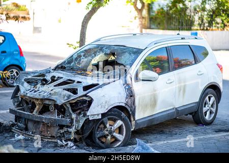 ISRAËL, tel Aviv - 15 mai 2021 : vandalisme ou vengeance, voiture brûlée.Les conséquences de la protestation populaire, voiture brûlée, un crime.Voiture après le feu.Corbeille automatique.Photo de haute qualité Banque D'Images