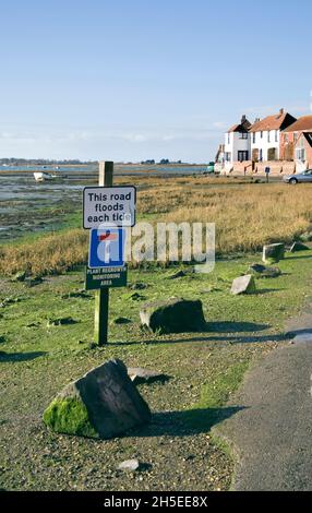 le rivage à marée basse à l'ouest du sussex de bosham qui s'inonde à marée haute Banque D'Images