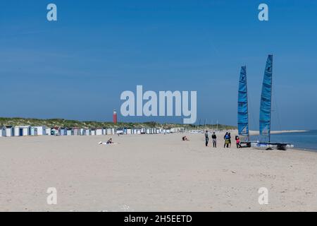 Texel, pays-Bas-juin 2021: Vue panoramique sur la large plage à l'extrémité nord de l'île avec des cabanes de plage bordées le long des dunes Banque D'Images