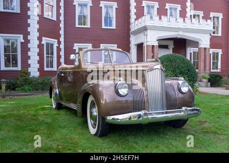 Un ancien cabriolet Packard 160 1941 stationné à l'extérieur de la Bayside Historical Society à Queens lors d'un spectacle de voitures d'époque. Banque D'Images