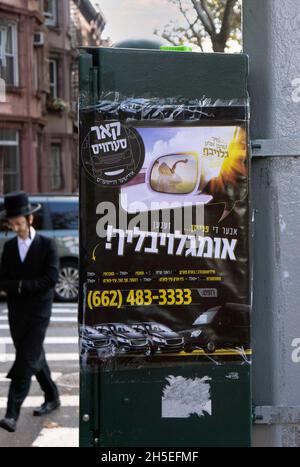 Un panneau yiddish annonçant un service de voiture qui a des prix incroyables.Sur Bedford Avenue à Williamsburg Brooklyn, New York Banque D'Images