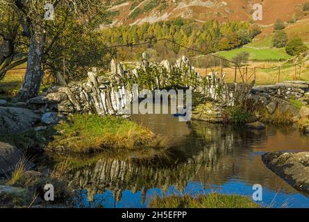 Le pont Slaters se reflète dans la rivière Brathay, dans le district de Little Langdale Valley Lake Banque D'Images