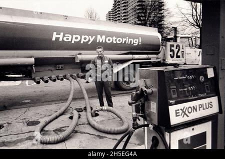 BONNE CONDUITE.Un camion Exxon et un chauffeur remplissent les pompes à la station-service de Brooklyn, vers 1975.NYC, USA, Brooklyn, New York,Amérique, États-Unis Banque D'Images