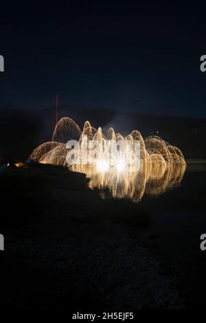 Feux d'artifice, Lac San Lorenzo, Fiastra, Marche, Italie,Europe Banque D'Images