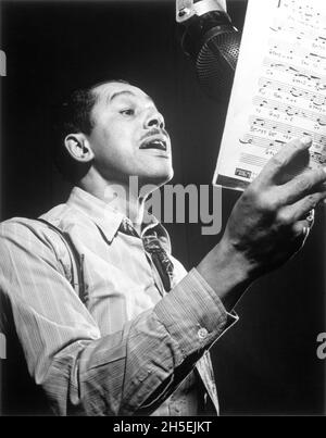 William P Gottlieb photographie de Cab Calloway le chanteur, danseur, chef de bande et acteur américain de jazz - Columbia Studio, New York Banque D'Images