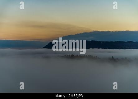 Vue depuis le volcan Florian sur les vallées remplies de brume jusqu'à l'Alb souabe Banque D'Images