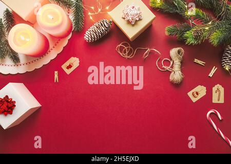 Arrière-plan rouge de Noël avec espace de copie.Joyeux Noël rustique décor trucs et de vacances d'hiver concept dans la pose plate Banque D'Images