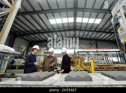 (211109) -- CHENGDU, 9 novembre 2021 (Xinhua) -- Wang Qichang (C) instruit les techniciens d'une usine de matériaux de barrière acoustique à Chengdu, dans la province du Sichuan, dans le sud-ouest de la Chine, le 4 novembre 2021.Wang Qichang, 88 ans, est un célèbre expert ferroviaire à grande vitesse en Chine.Depuis sa sortie de l'université en 1958, Wang consacre toute sa vie à l'enseignement et à la recherche scientifique.Selon ses termes, tout son travail porte sur l'innovation.« Je veux juste trouver les domaines les plus urgents à étudier, briser les goulets d'étranglement les plus critiques et suivre les problèmes les plus à la pointe de la technologie », a-t-il déclaré.En l'année 2012, Wang, Banque D'Images