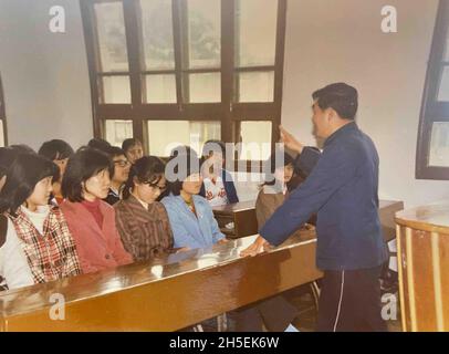 (211109) -- CHENGDU, 9 novembre 2021 (Xinhua) -- photo de fichier prise à la fin des années 1980 montre Wang Qichang donnant une classe dans une école.Wang Qichang, 88 ans, est un célèbre expert ferroviaire à grande vitesse en Chine.Depuis sa sortie de l'université en 1958, Wang consacre toute sa vie à l'enseignement et à la recherche scientifique.Selon ses termes, tout son travail porte sur l'innovation.« Je veux juste trouver les domaines les plus urgents à étudier, briser les goulets d'étranglement les plus critiques et suivre les problèmes les plus à la pointe de la technologie », a-t-il déclaré.En l'an 2012, Wang, qui a environ 80 ans, a commencé à se concentrer sur son barr Banque D'Images