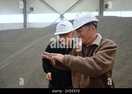 (211109) -- CHENGDU, 9 novembre 2021 (Xinhua) -- Wang Qichang (R) parle avec un technicien dans une usine de matériaux de barrière acoustique à Chengdu, dans la province du Sichuan, dans le sud-ouest de la Chine, le 4 novembre 2021.Wang Qichang, 88 ans, est un célèbre expert ferroviaire à grande vitesse en Chine.Depuis sa sortie de l'université en 1958, Wang consacre toute sa vie à l'enseignement et à la recherche scientifique.Selon ses termes, tout son travail porte sur l'innovation.« Je veux juste trouver les domaines les plus urgents à étudier, briser les goulets d'étranglement les plus critiques et suivre les problèmes les plus à la pointe de la technologie », a-t-il déclaré.En l'an 2012, Wang Banque D'Images