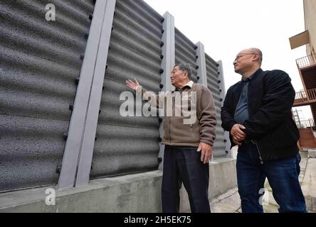 (211109) -- CHENGDU, 9 novembre 2021 (Xinhua) -- Wang Qichang (L) parle de la barrière acoustique concrète pour les chemins de fer à grande vitesse à Chengdu, dans la province du Sichuan, dans le sud-ouest de la Chine, le 4 novembre 2021.Wang Qichang, 88 ans, est un célèbre expert ferroviaire à grande vitesse en Chine.Depuis sa sortie de l'université en 1958, Wang consacre toute sa vie à l'enseignement et à la recherche scientifique.Selon ses termes, tout son travail porte sur l'innovation.« Je veux juste trouver les domaines les plus urgents à étudier, briser les goulets d'étranglement les plus critiques et suivre les problèmes les plus à la pointe de la technologie », a-t-il déclaré.Dans l'année de Banque D'Images