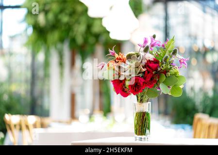 Bouquet de mariée.Beau bouquet de fleurs de roses, de succulents, d'orchidées et de thistles.Décorations de mariage.Mise au point sélective douce. Banque D'Images