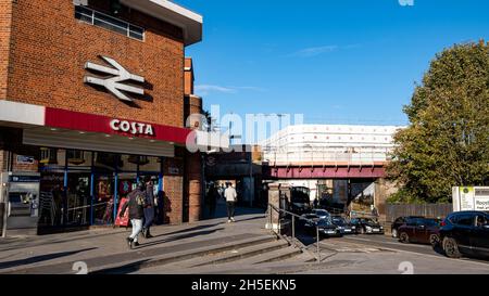 Kingston upon Thames Londres Angleterre Royaume-Uni novembre 5 2021, Costa Coffee Shop à la gare de Kingston avec des personnes marchant sur la chaussée Banque D'Images