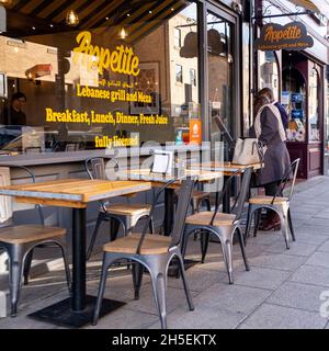 Kingston upon Thames Londres Angleterre Royaume-Uni novembre 5 2021, le restaurant-grill libanais Appetite avec deux personnes entrant à la commande de nourriture Banque D'Images