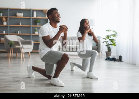 Jeune couple noir faisant un exercice de fentes avant Banque D'Images