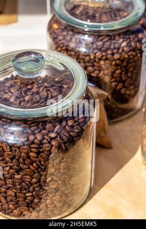 Gros plan de deux pots en verre transparent remplis de grains de café torréfiés Banque D'Images