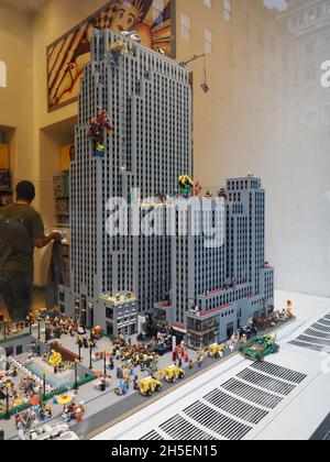 La récréation du Rockefeller Center dans l'exposition du magasin Lego situé à New York. Banque D'Images