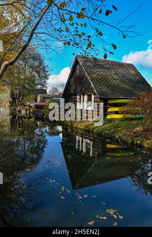 Leipe, Allemagne.09ème novembre 2021.Une petite maison en bois se reflète dans l'eau d'un ruisseau (voie navigable) dans le Spreewald.Credit: Patrick Pleul/dpa-Zentralbild/dpa/Alay Live News Banque D'Images