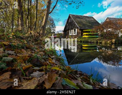 Leipe, Allemagne.09ème novembre 2021.Une petite maison en bois se reflète dans l'eau d'un ruisseau (voie navigable) dans le Spreewald.Credit: Patrick Pleul/dpa-Zentralbild/dpa/Alay Live News Banque D'Images