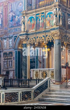 Vue intérieure de l'église catholique de Rome décorée de magnifiques fresques médiévales Banque D'Images