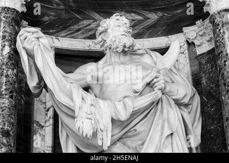 Photo en noir et blanc en gros plan sur la partie supérieure de l'ancienne sculpture en marbre représentant un homme mûr musclé tenant un poignard Banque D'Images