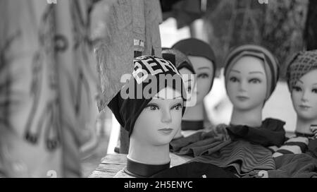 tête de mannequin avec casquette de berlin sur un marché hebdomadaire en noir blanc.Marchés aux puces vendant des textiles à berlin Banque D'Images