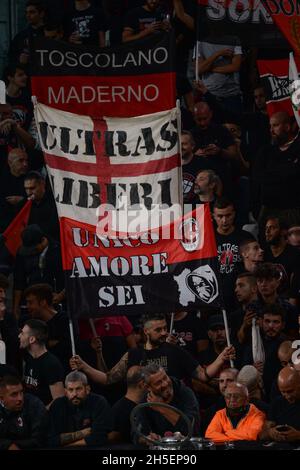 Milan supporters lors de la série Un match entre Juventus FC et AC Milan au stade Allianz, à Turin, le 19 septembre 2021 en Italie Banque D'Images