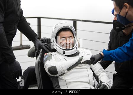 Floride, États-Unis.09ème novembre 2021.L'astronaute de l'Agence japonaise d'exploration aérospatiale (JAXA) Aki Hoshide pose pour une photo après avoir été aidé par le vaisseau spatial SpaceX Crew Dragon Endeavour à bord du navire de récupération SpaceX GO Navigator après lui et les astronautes de la NASA Shane Kimbrough et Megan McArthur,Et l'astronaute de l'Agence spatiale européenne Thomas Pesquet a atterri dans le golfe du Mexique au large des côtes de Pensacola, en Floride, le lundi 8 novembre 2021.Crédit : UPI/Alay Live News Banque D'Images