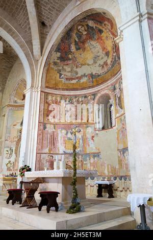 Église Chiesa di Santa Maria di Ronzano, fresques, autel, Castel Castagna, Abruzzo,Italie, Europe Banque D'Images