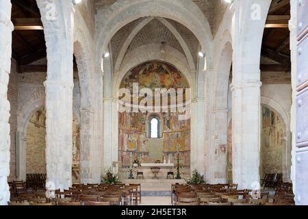 Église Chiesa di Santa Maria di Ronzano, fresques, autel, Castel Castagna, Abruzzo,Italie, Europe Banque D'Images