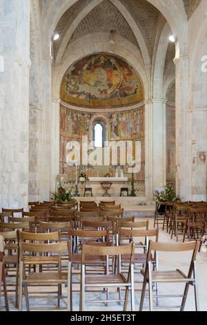 Église Chiesa di Santa Maria di Ronzano, fresques, autel, Castel Castagna, Abruzzo,Italie, Europe Banque D'Images